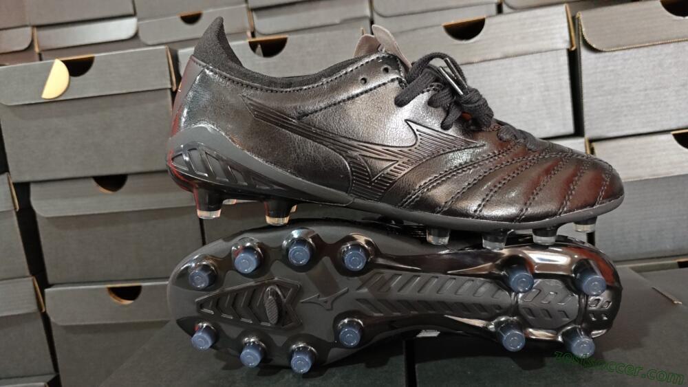 Mizuno Morelia Neo 3 FG Low-Tops Soccer Cleats - Black/Black