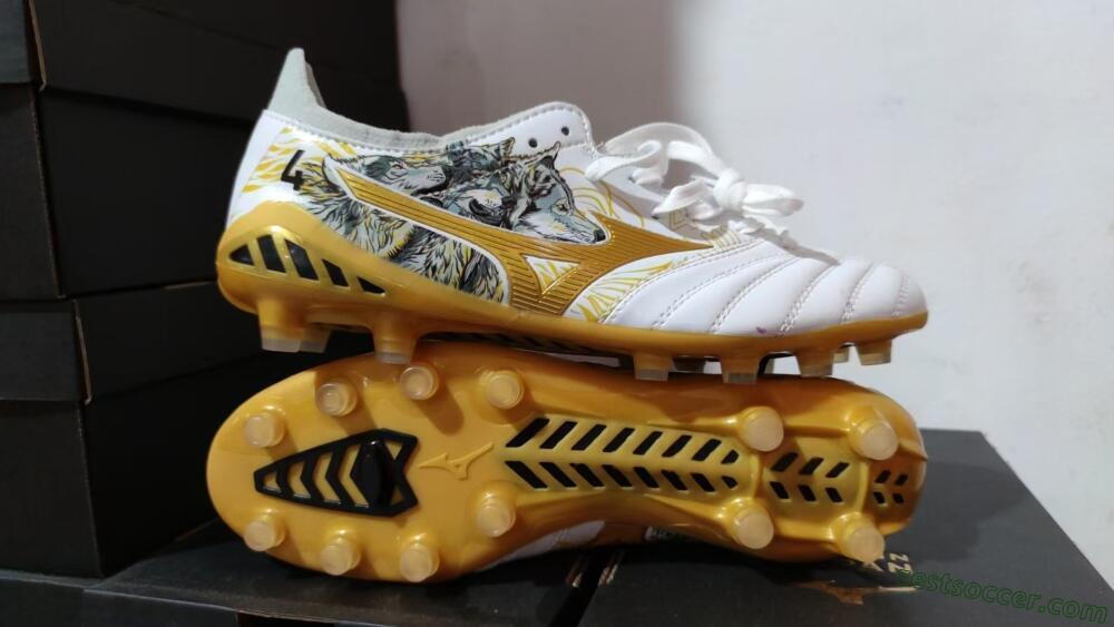 Mizuno Morelia Neo 3 FG Low-Tops Soccer Cleats - White/Black/Gold