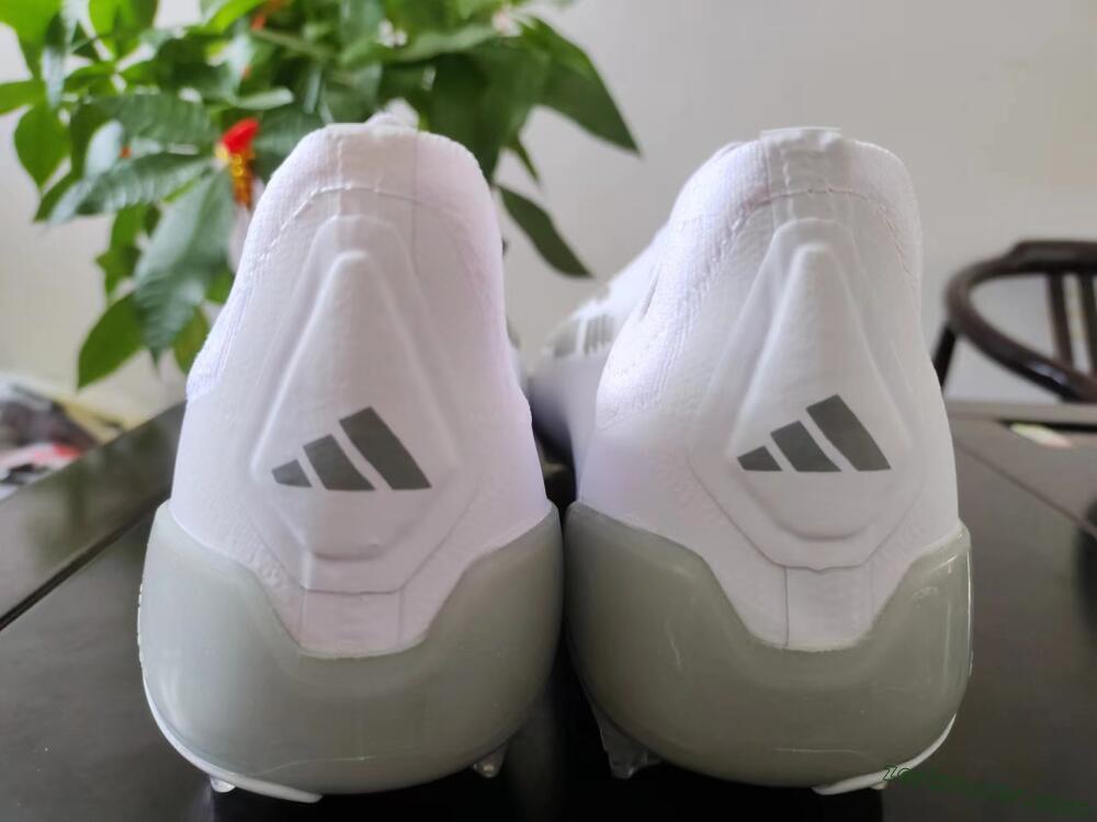 Adidas Predator Accuracy+ FG Low-Tops Soccer Cleats - White/Grey/Silver