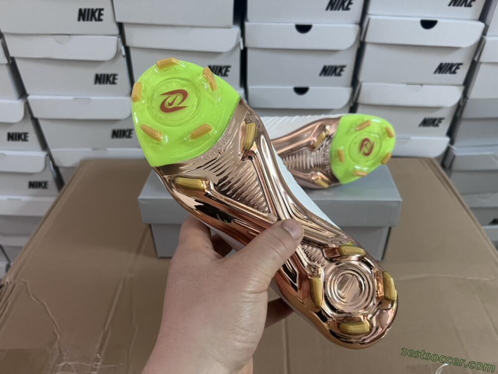 Nike Phantom Luna Elite NU FG High-Tops Soccer Cleats - White/Gold/Black